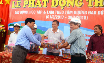 và nhận lưu niệm