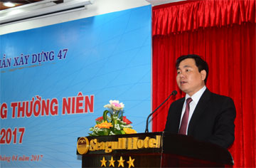 Ông Dương Minh Quang – Tổng Giám đốc công ty báo cáo tại đại hội